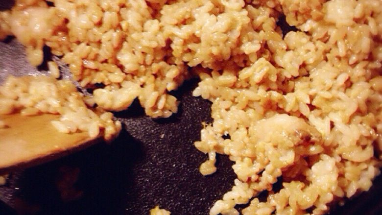 炒鸡简单的培根炒饭,米饭腌制二十分钟后，入平底锅炒至干，粒粒分明那种