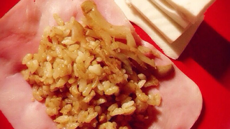 炒鸡简单的培根炒饭,垫一张培根，铺上米饭，我没来的及把培根卷起米饭，儿子已经饿的不行了，先开吃了