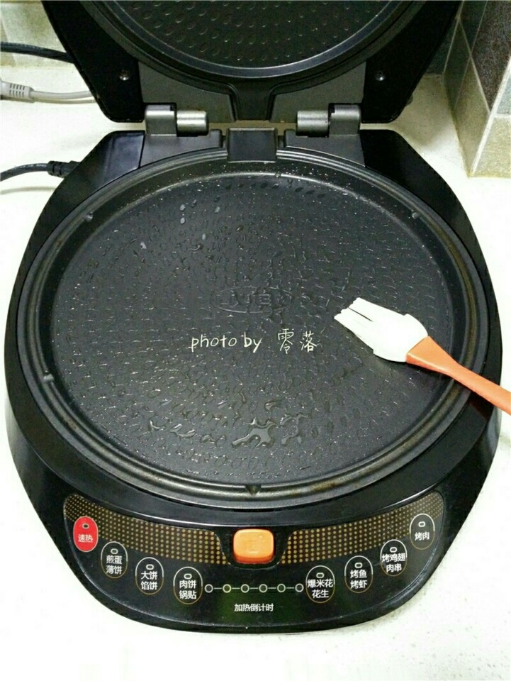 蛋皮西红柿,电饼铛刷油,启动预热程序;