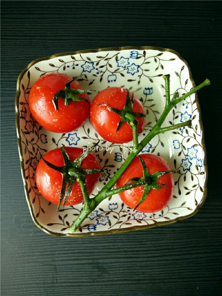 蛋皮西红柿,调入适量盐,再抹上适量<a style='color:red;display:inline-block;' href='/shicai/ 857'>植物油</a>;
