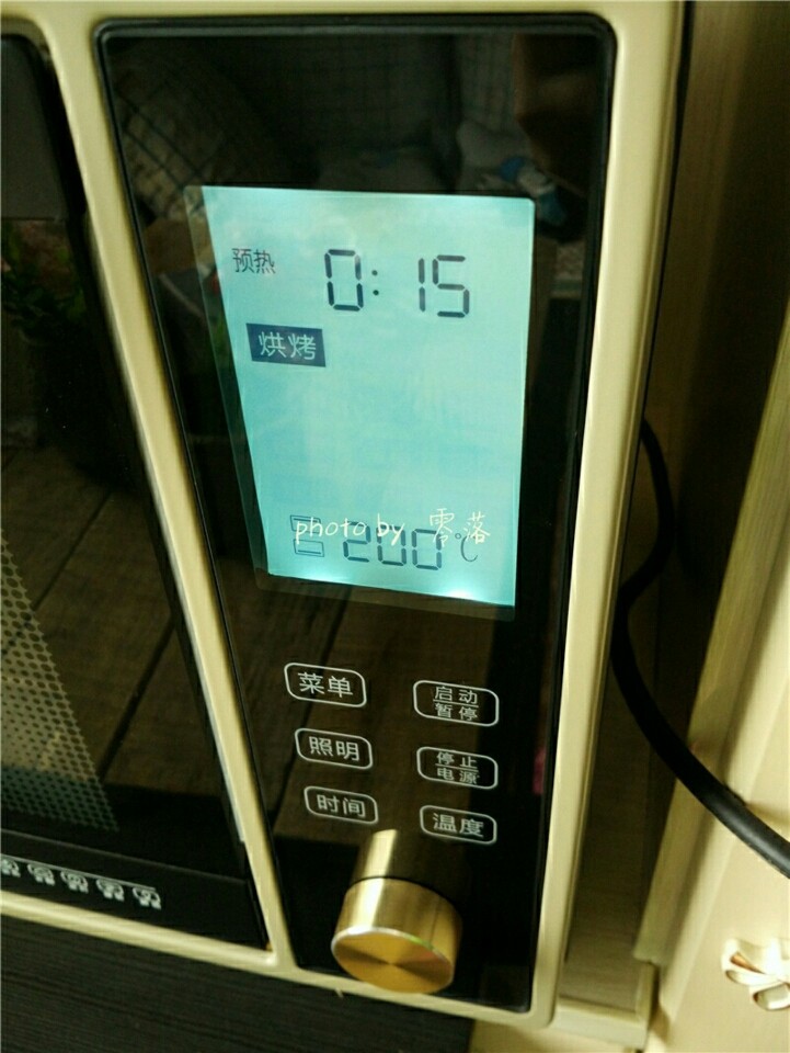 蛋皮西红柿,烤箱上下火200度预热;