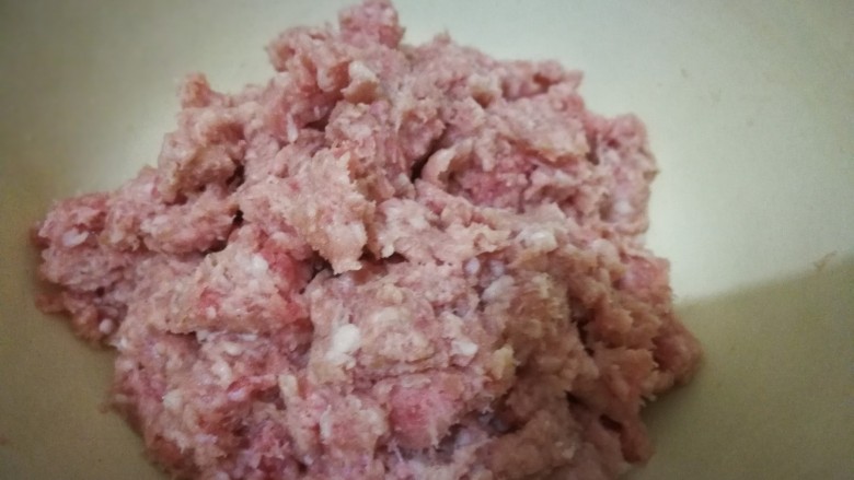 饺子,<a style='color:red;display:inline-block;' href='/shicai/ 414'>猪肉</a>剁成肉末备用