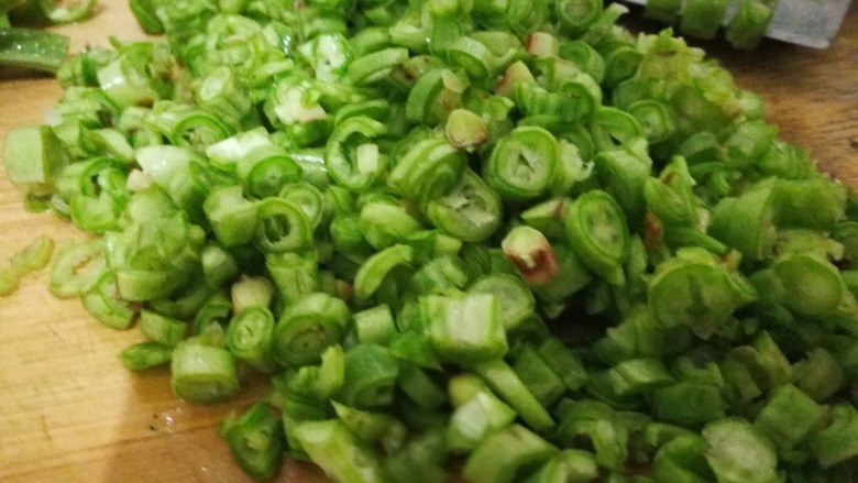 饺子,豇豆切碎一点儿,喜欢口感脆脆的就可以像我这样切。
