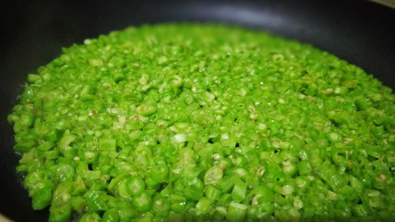 饺子,豇豆比较难熟,我放了几滴油加入水让豇豆熟后口感好。
