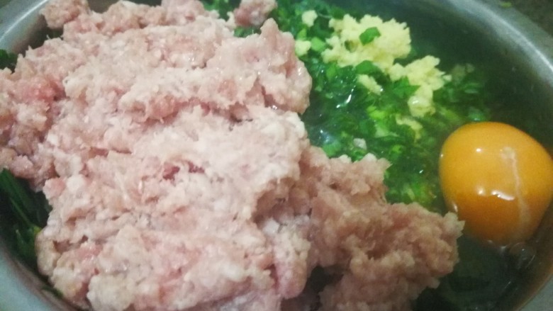 饺子,肉末、<a style='color:red;display:inline-block;' href='/shicai/ 9'>鸡蛋</a>、韭菜、姜末、盐、鸡粉、生抽、藤椒油、蚝油
