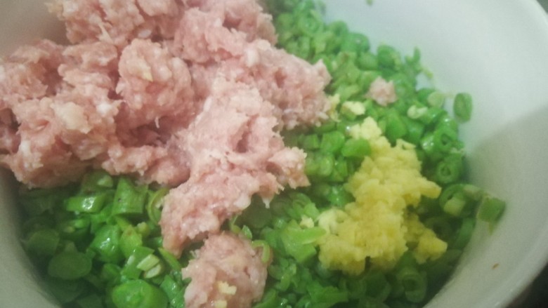 饺子,豇豆中加入肉末、<a style='color:red;display:inline-block;' href='/shicai/ 721'>蚝油</a>、<a style='color:red;display:inline-block;' href='/shicai/ 813'>鸡粉</a>、<a style='color:red;display:inline-block;' href='/shicai/ 788'>生抽</a>、盐、<a style='color:red;display:inline-block;' href='/shicai/ 10367'>藤椒油</a>