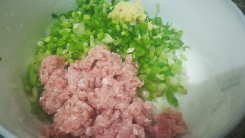 饺子,葱、肉末、姜末、鸡粉、生抽、盐、藤椒油、蚝油。