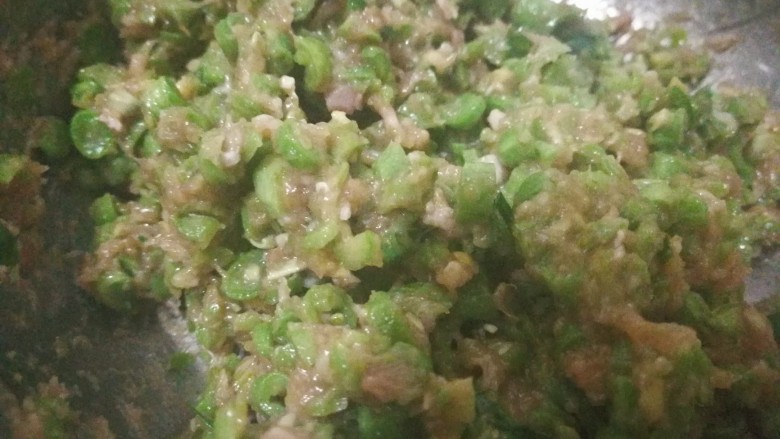 饺子,调味完成的豇豆馅,一定记得顺着一个方向搅拌。