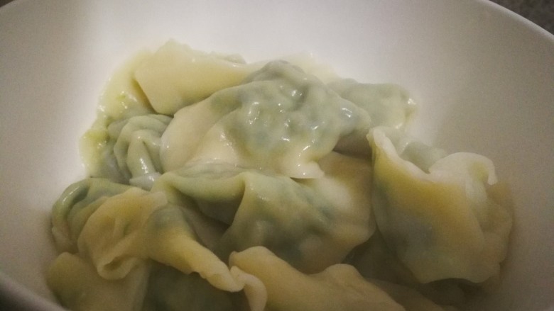 饺子,煮熟后的抄手,卖相不好但是味道😊不错