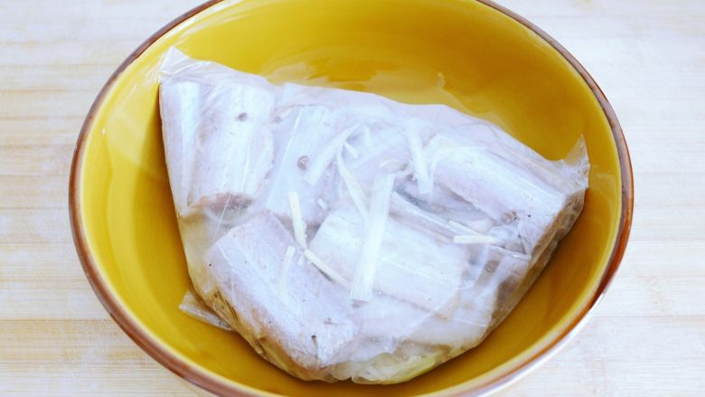 【香煎带鱼】附送超多煎鱼技巧~ ,为什么要放到食品袋中,还要挤出空气?
这样密封效果好,不会整个冰箱都是腥的。
而且辅料和鱼块能更好的融合味道!
中途翻面腌制效果更好~