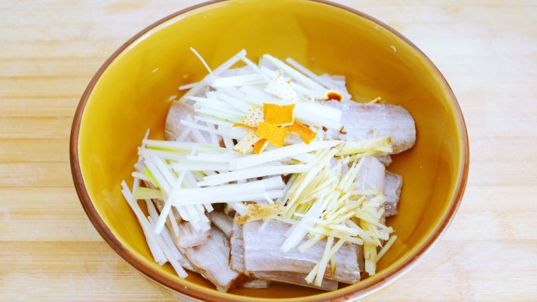 【香煎带鱼】附送超多煎鱼技巧~ ,所有配料放入鱼中~
橙皮也撕成小块,
会更好的挥发气味~