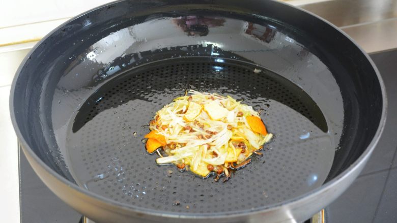 【香煎带鱼】附送超多煎鱼技巧~ ,辅料完全脱水,
充分挥发出香气后,在挤出油~
也就发挥完了他的所有价值,就可以丢弃了...