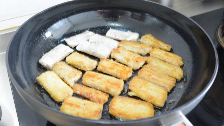 【香煎带鱼】附送超多煎鱼技巧~ ,煎鱼的时候,锅子的温度稍微高一点再放鱼块~
可以更好的定形~
放入鱼块后锅子继续选择中小火,慢慢的煎~
感觉定型以及能上色了在翻面~