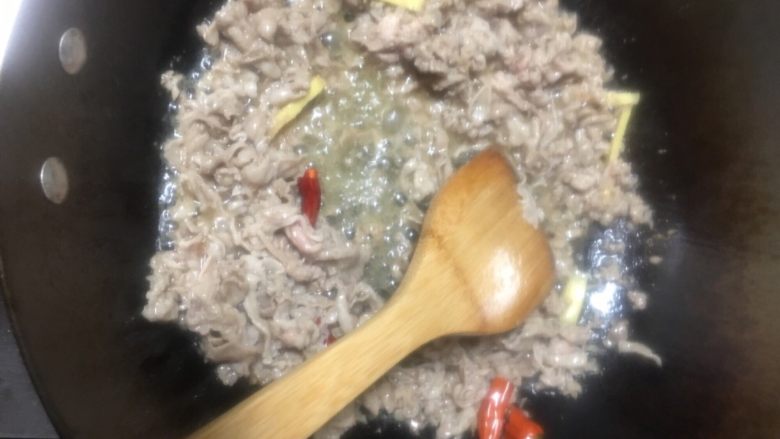 葱爆羊肉,加入生姜和干辣椒