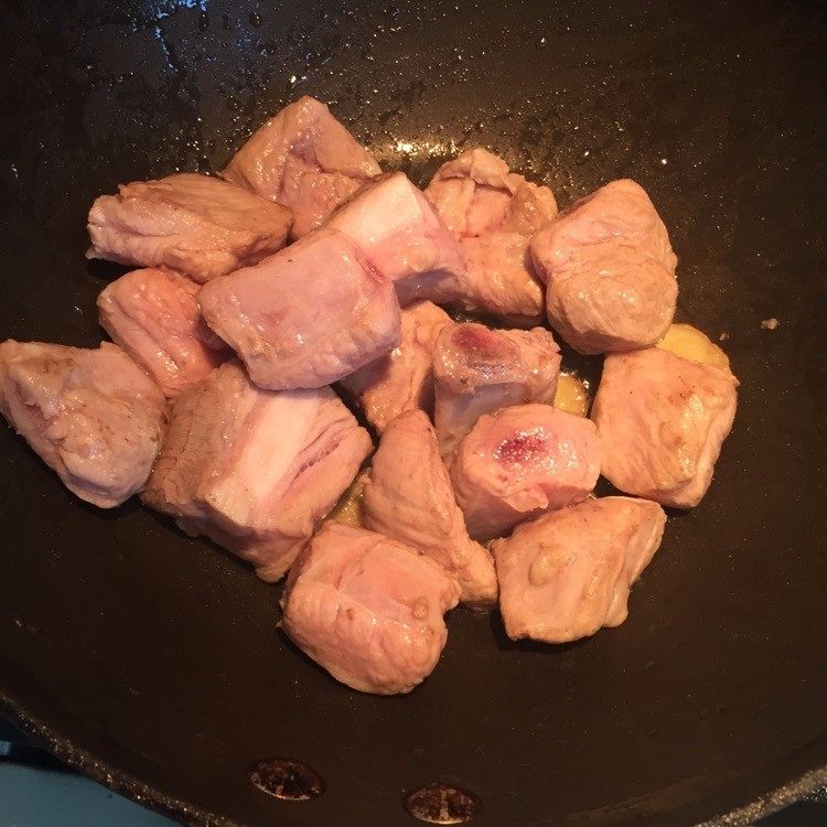 糖醋排骨,下排骨过油至两头骨头封闭,捞出控油。这个步骤是为了封住肉汁和骨髓。因此千万不要把排骨焯水,焯过水的排骨肉香至少减一半。