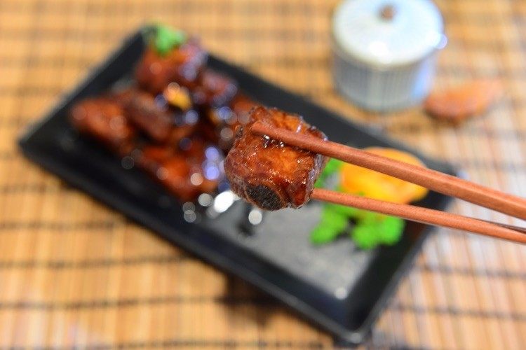 糖醋排骨,正宗的无锡糖醋排骨外面糖醋味里面咸香味,肉质酥烂,连骨头里都是满满的汁,每次我和先生都要把骨头咬碎吸干。开吃啦