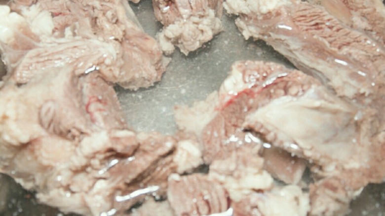 红烧牛肉面,将牛肉捞出,冲洗干净。
