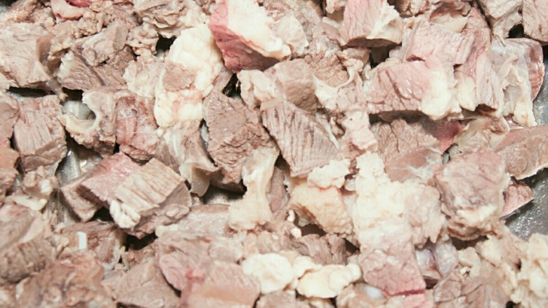 红烧牛肉面,将牛肉切丁(稍微大块一点)。