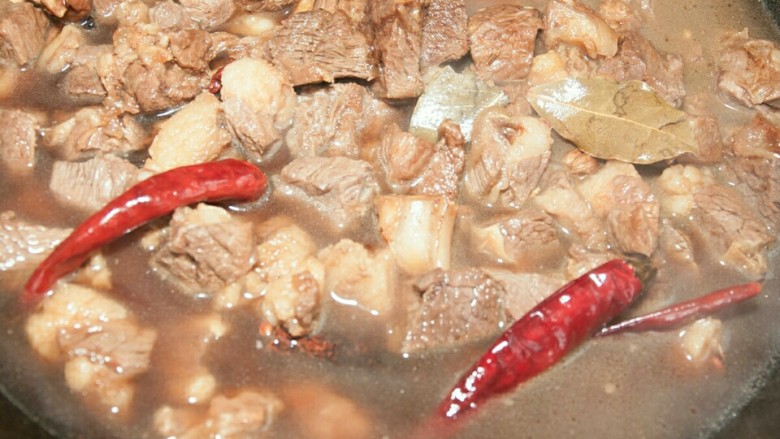 红烧牛肉面,加<a style='color:red;display:inline-block;' href='/shicai/ 762'>老抽</a>和水焖煮至熟烂。