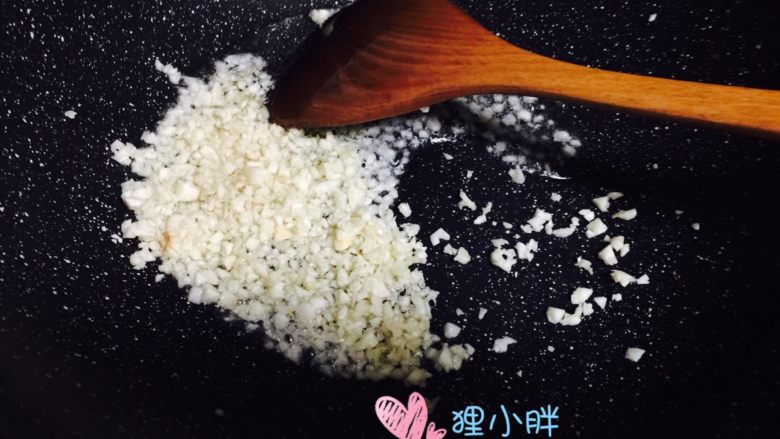 蒜蓉菠菜,锅内入适量油,下入蒜末儿炒香
