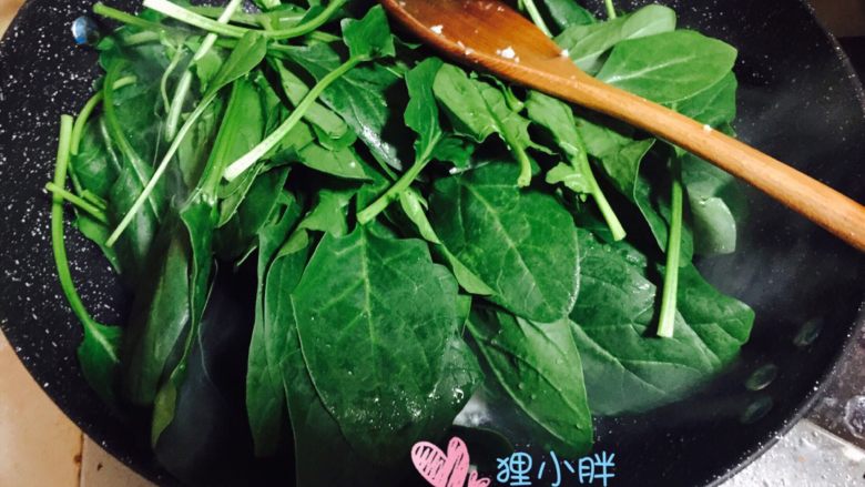 蒜蓉菠菜,炒香蒜末儿后下入菠菜翻炒