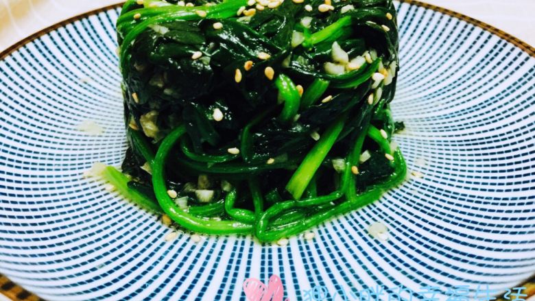 蒜蓉菠菜,盛盘,我撒了白芝麻装饰,蒜香味浓郁