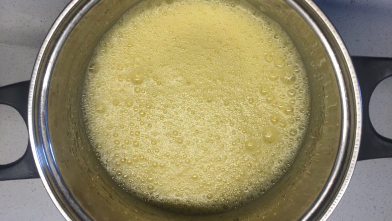 美味蛋糕,取一个比打蛋盆更大一些的容器,放入些许热水,将打蛋盆坐入带热水的容器内,打蛋盆内敲入三枚全蛋,倒入全部的70克细砂糖,开始用电动打蛋器高速打发;