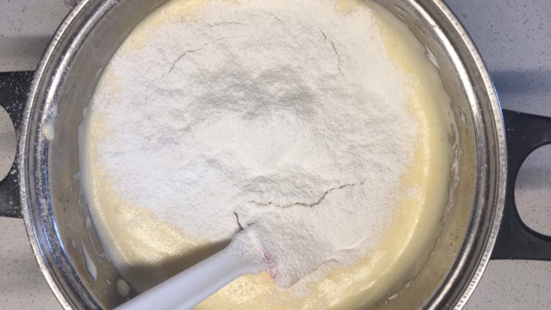 美味蛋糕,分3次过筛入100克低筋面粉,每一次过筛后都要用橡皮刮刀从底向上将低筋面粉与面糊拌匀后再筛入下一次;