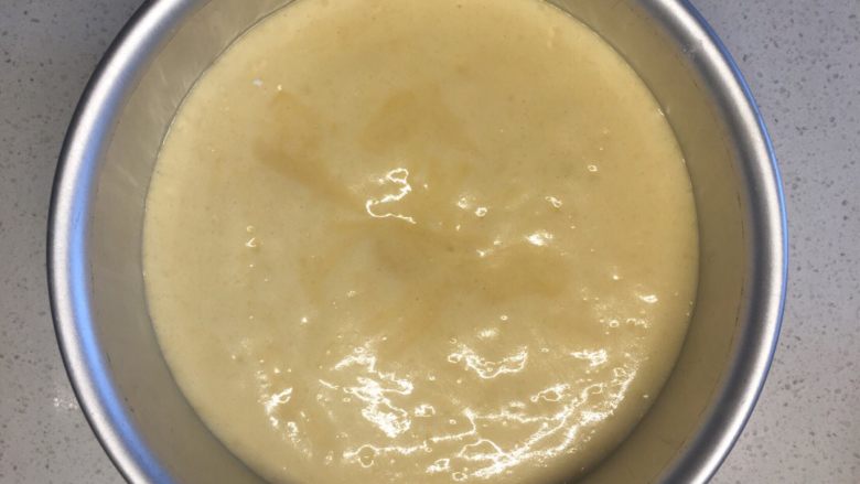 美味蛋糕,模具内放入圆形饼干纸,将搅拌好的面糊倒入6寸圆形模具内,将面糊内的气泡磕出,双手握住模具两端磕向桌子即可,送入烤箱180度烤20-25分钟;