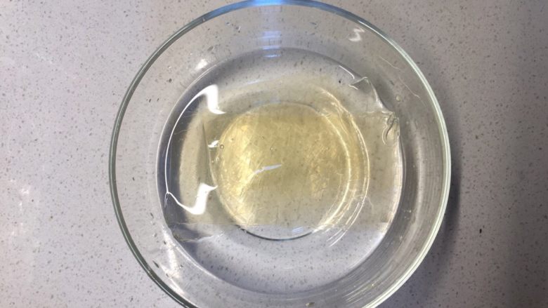 美味蛋糕,奶油慕斯馅:
取一碗凉水,放入8克吉利丁片等待几分钟变软;
