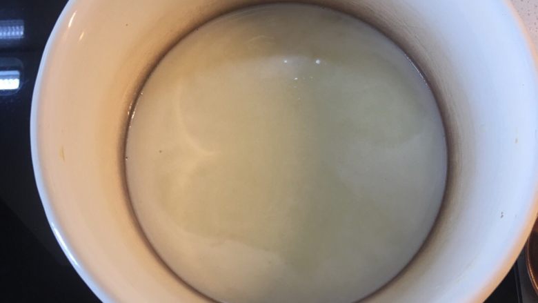 美味蛋糕,另取一个小锅,倒入170毫升牛奶和40克细砂糖,开火将细砂糖搅拌溶化后关火;