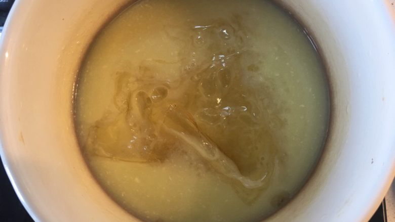 美味蛋糕,.将变软化的吉利丁片放入牛奶中拌匀至融化,然后全部倒入小碗内放入冰箱等待凝结;