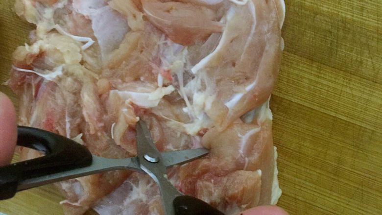 照烧鸡腿饭,处理鸡肉上面细小的骨头