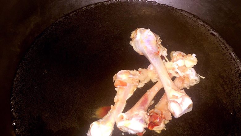 照烧鸡腿饭,在腌的时间里，我们处理一下鸡骨头，冷水焯一下，倒出，然后大火煮开，放入<a style='color:red;display:inline-block;' href='/shicai/ 2800'>生姜</a>片和葱段