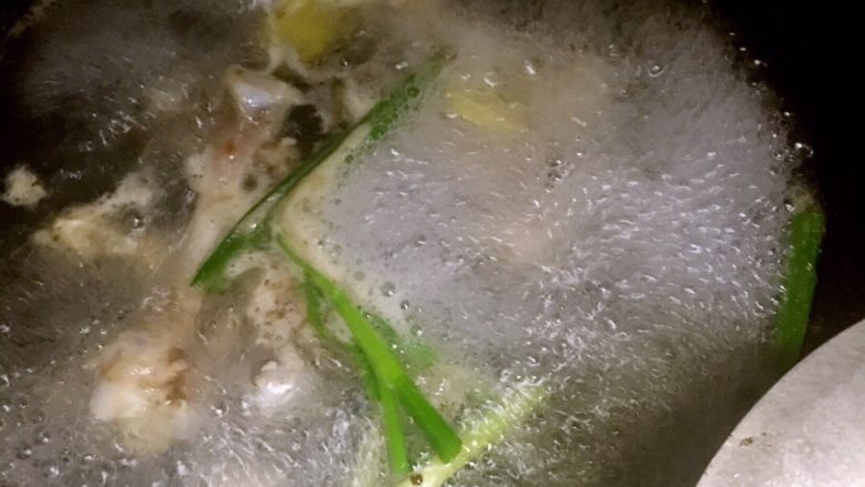 照烧鸡腿饭,这是为了后面的酱汁做准备，然后小火慢慢炖，炖的汤汁是你等会要炖鸡腿的汤汁的分量就可以关火盛出了