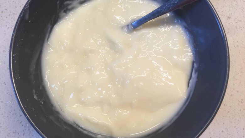 美味蛋糕,当小碗内的牛奶变成布丁状取出;