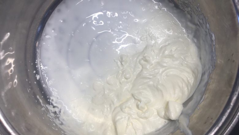美味蛋糕,将打蛋盆内倒入200毫升淡奶油,用电动打蛋器打发到微微有细纹流动的状态;