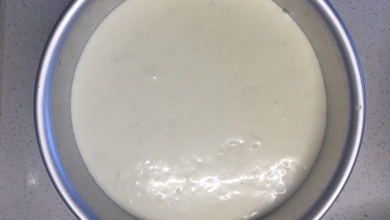 美味蛋糕,倒入一半的慕斯,在慕斯上放入一片蛋糕胚,最后将剩下慕斯倒入,双手握住模具,磕出慕斯内的空气,盖上保鲜膜,将模具送入冰箱冷藏至少4小时;