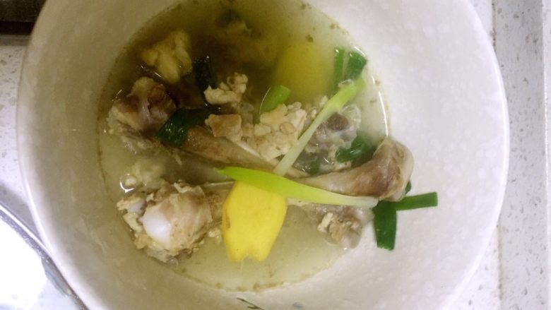 照烧鸡腿饭,熬好的鸡骨头汤