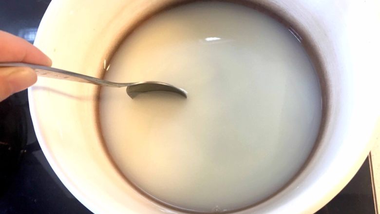 美味蛋糕,开小火将牛奶,细砂糖,葡萄糖,炼乳全部放入小煮锅中加热搅拌均匀,注意不要煮沸;