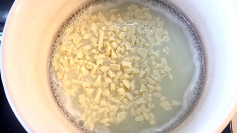 美味蛋糕,关火后倒入白巧克力搅拌融化;