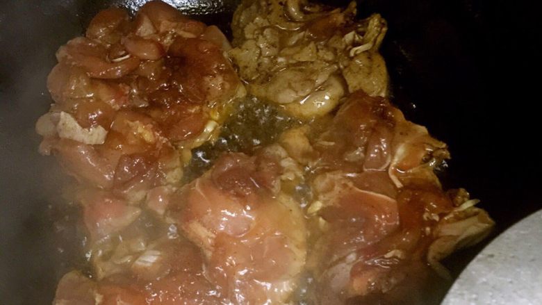 照烧鸡腿饭,把鸡皮朝下，煎直金黄，在反面煎，中火就可以了。