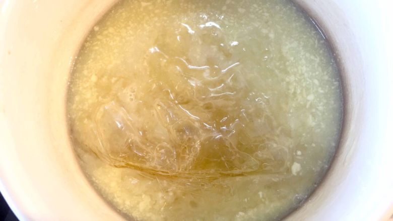 美味蛋糕,放入软化的吉利丁片搅拌至融化;