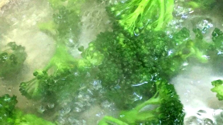 牛排配西兰花泥,另取一锅烧开水,将西兰花焯熟,芦笋也焯熟
