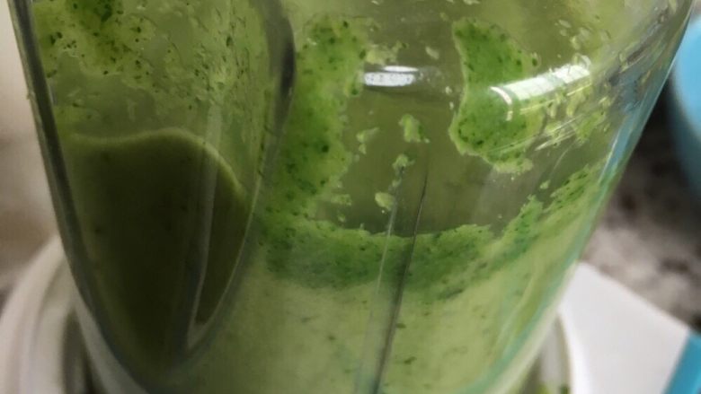 牛排配西兰花泥,西兰花焯水后放进搅拌机搅碎成泥状,放入适量盐备用,芦笋最后摆盘用