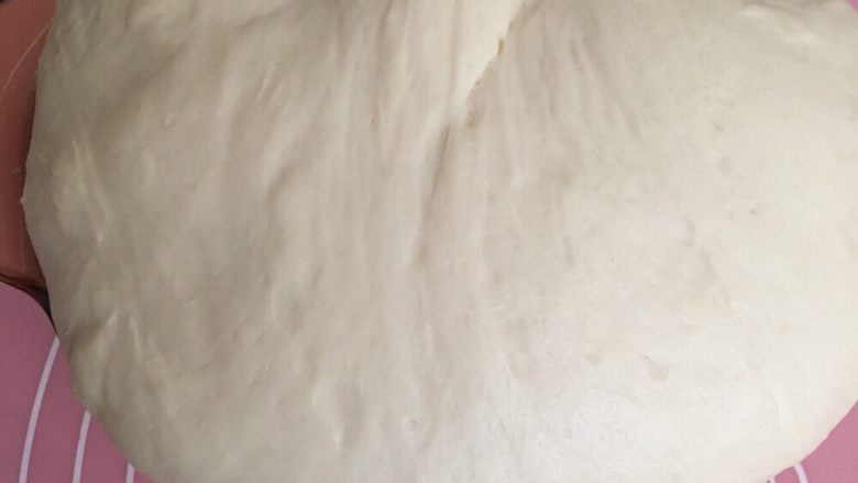 草莓甜心面包,放置烤箱35度加一碗热水,发酵1小时,发至面团2倍大,手指按下面团不回缩,发酵完成,