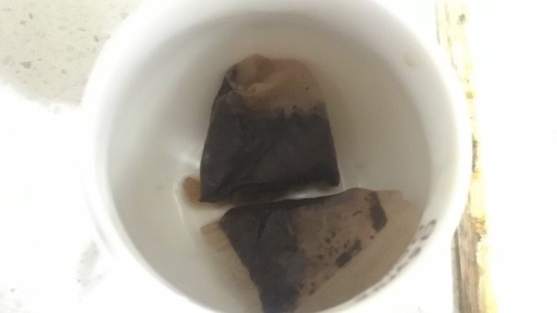 快手粗暴柠檬红茶,两个茶包泡开，茶包拿出