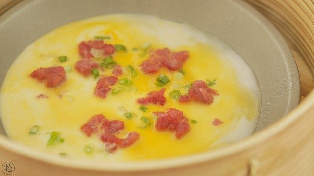 宝宝版牛肉肠粉,淋入一小勺蛋液和一小把肉糜,还有蔬菜。肠粉的馅料可以自由搭配,尽量保证有肉有蛋有菜,味道和营养都更好。唯一要注意的是不要太贪心,放太多的话后