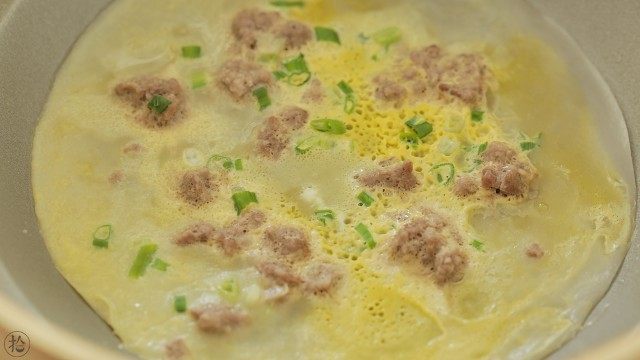 宝宝版牛肉肠粉,盖上盖子,继续大火蒸3~4分钟。蒸肠粉的全程要保持大火,开盖后看到有大泡泡消下去,说明完全蒸熟了。