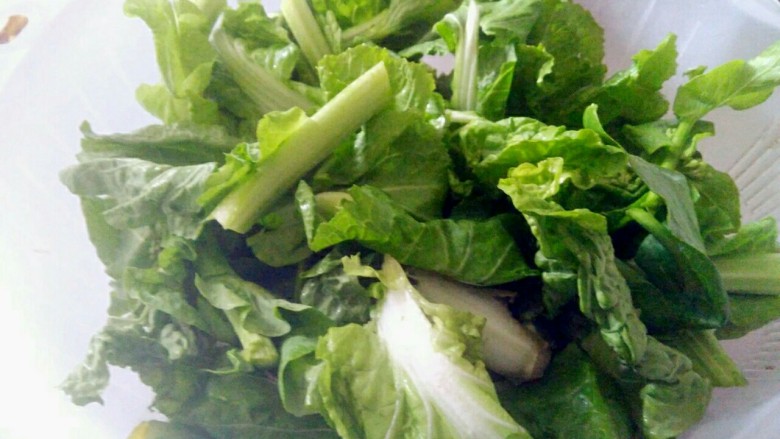 凉拌白菜头,摘下花苞不要 将菜头削成小段